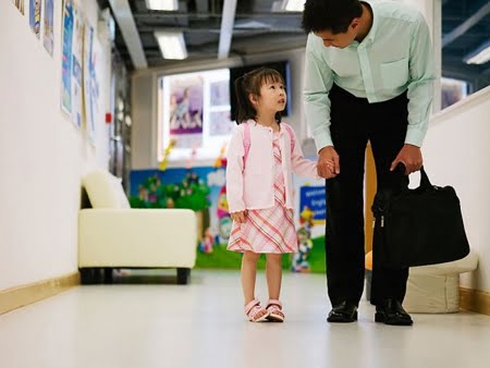 8 trò chơi với con không cần đồ chơi cực hấp dẫn giờ làm việc của người cha