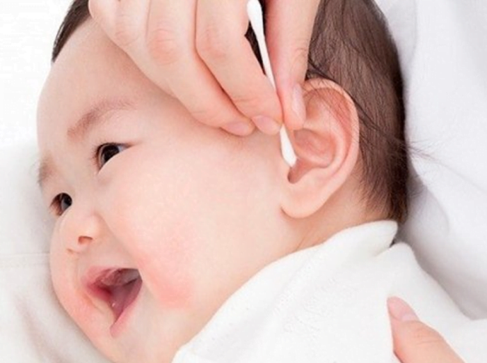 Vì sao bé hay gãi tai? Vì sao bé hay gãi tai, trẻ hay gãi tai thì phải làm sao Vì sao bé hay gãi tai, trẻ hay gãi tai thì phải làm sao