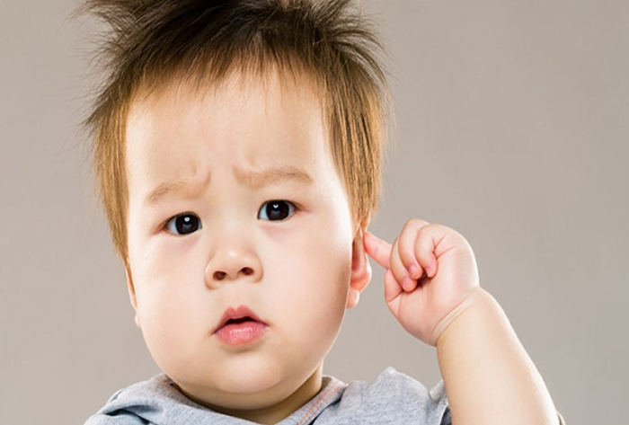 Vì sao bé hay gãi tai? Vì sao bé hay gãi tai, trẻ hay gãi tai thì phải làm sao Vì sao bé hay gãi tai, trẻ hay gãi tai thì phải làm sao