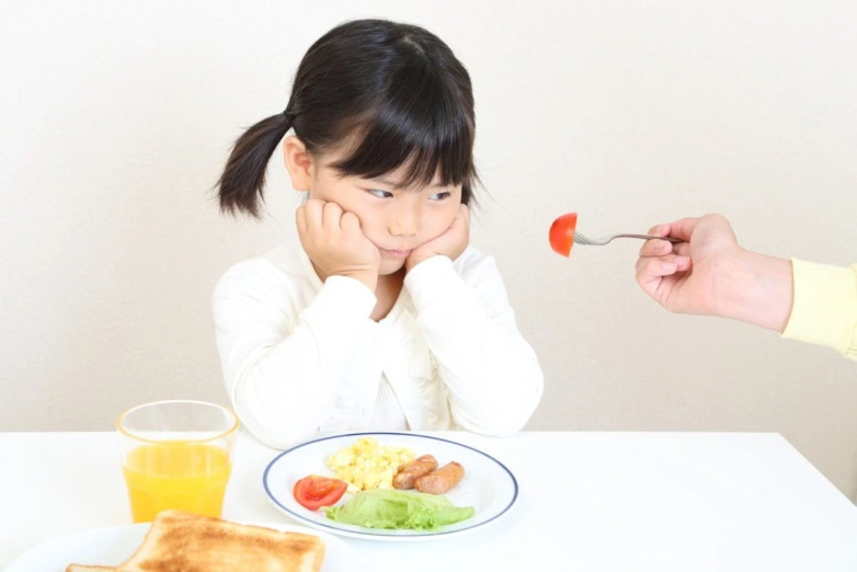 vì sao trẻ biếng ăn, cách trị biếng ăn cho trẻ dưới 1 tuổi