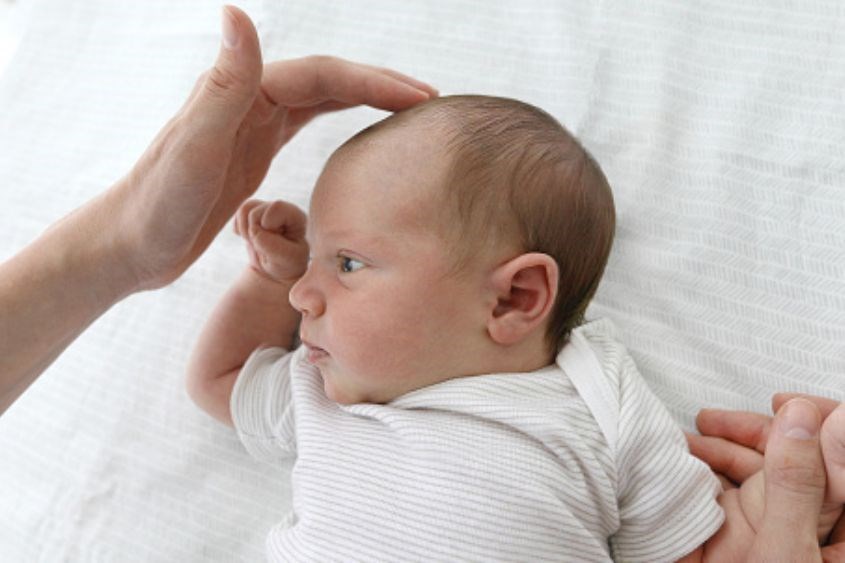 Có nên che thóp trẻ sơ sinh Có nên che thóp trẻ sơ sinh, tìm hiểu về thóp trẻ sơ sinh