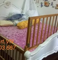 Thanh chắn giường bằng gỗ tự nhiên, an toàn cho bé.